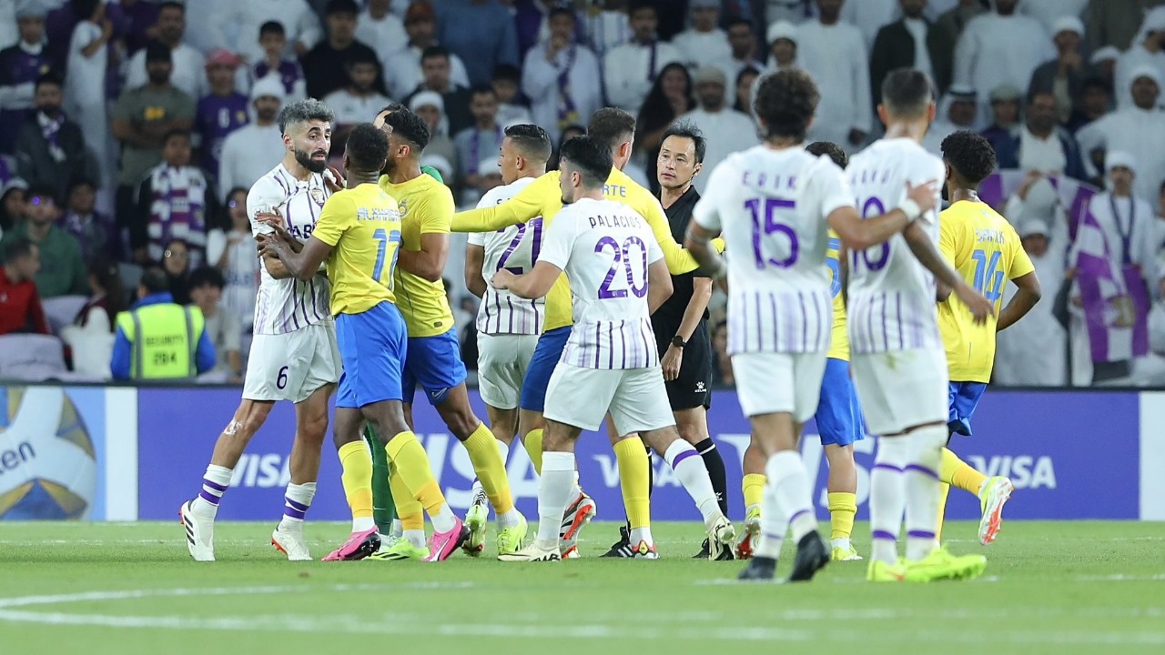 ردة فعل غير متوقعة للاعب النصر أوتافيو قبل طرد زميله .. فيديو