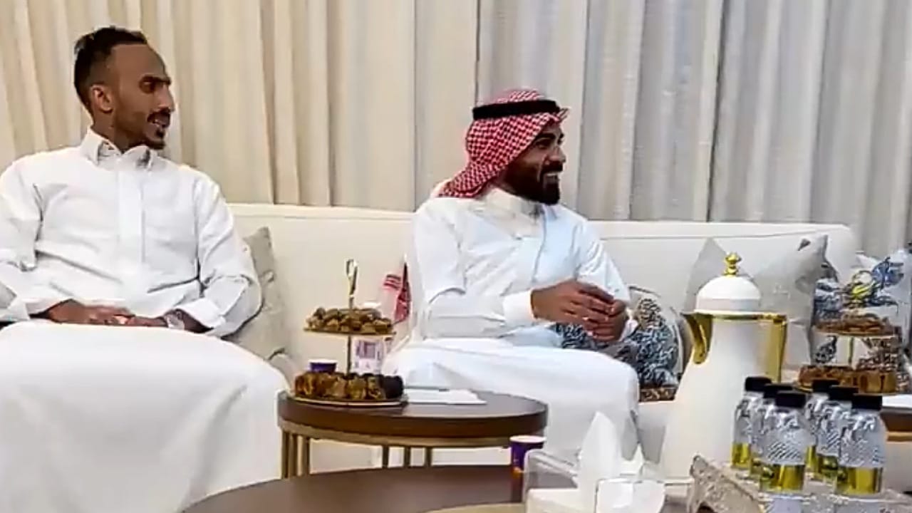 ثنائي الاتحاد يقدمان واجب العزاء في وفاة والد لاعب الهلال سعود عبدالحميد .. فيديو