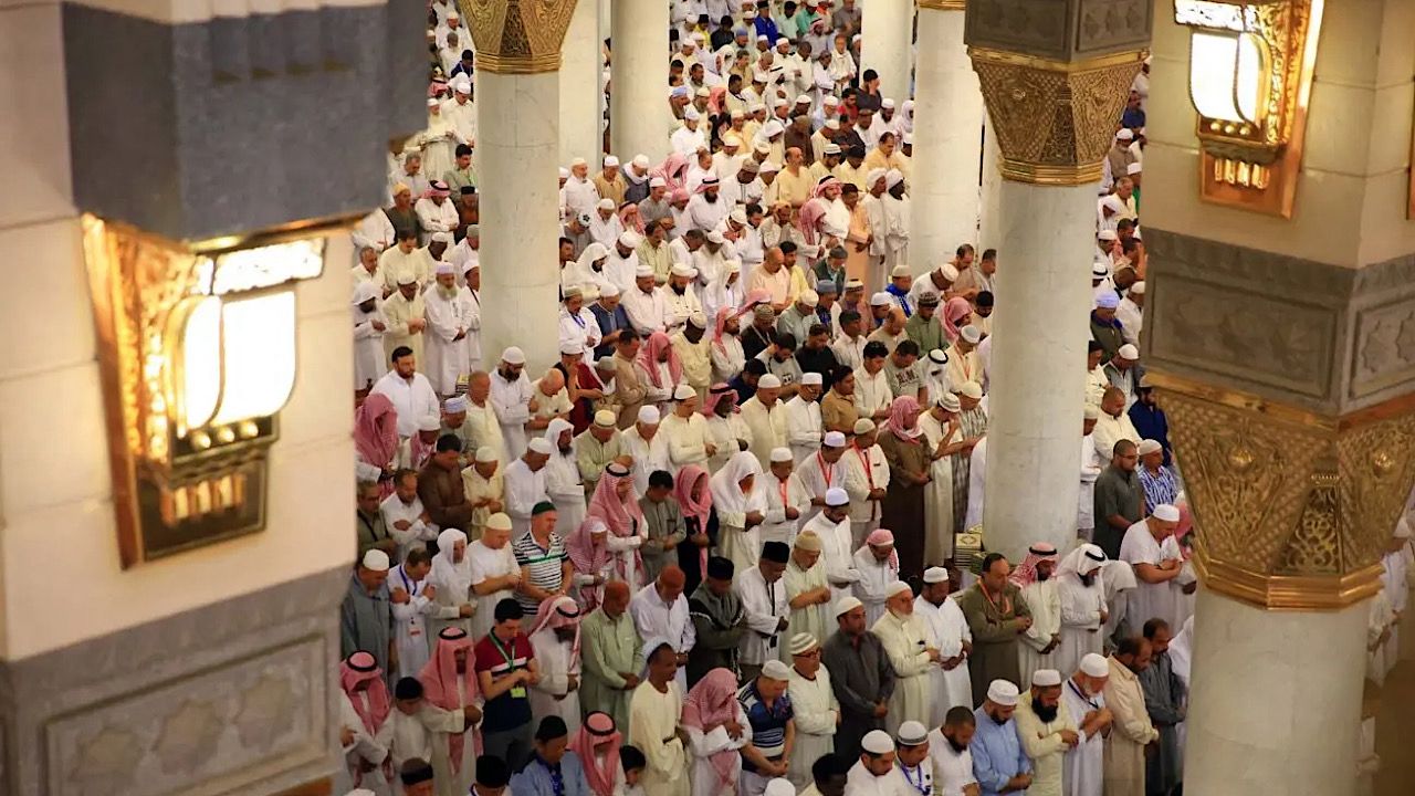 جموع المصلين يؤدون أول صلاة جمعة في شهر رمضان بالمسجد النبوي