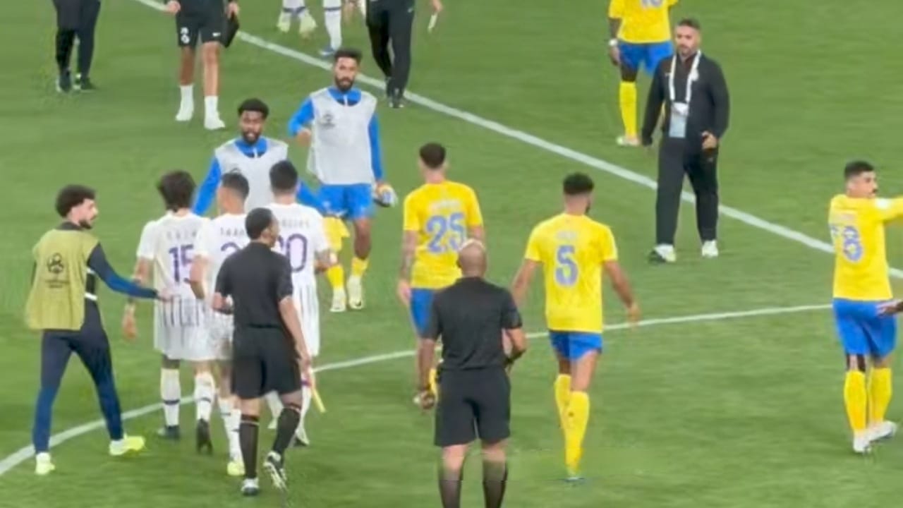 اشتباك بين سفيان رحيمي وعبدالاله العمري .. فيديو