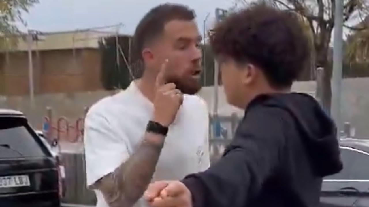 لاعب برشلونة إنييغو مارتينيز يهدد أحد المشجعين ..فيديو