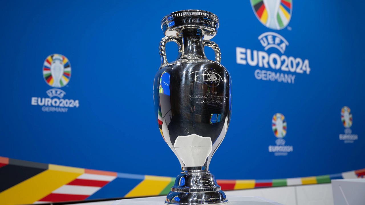 إعلان قائمة حكام مباريات يورو 2024
