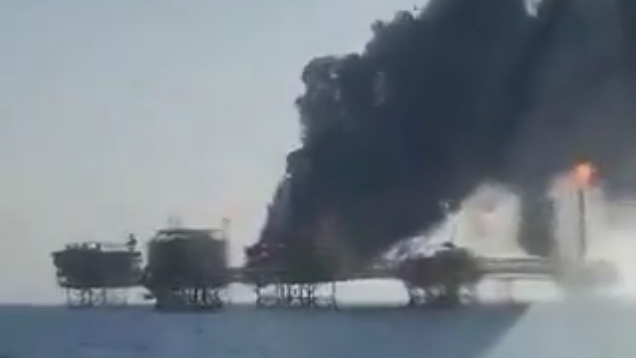 نشوب حريق ضخم بمنصة نفط بحرية في المكسيك ..فيديو