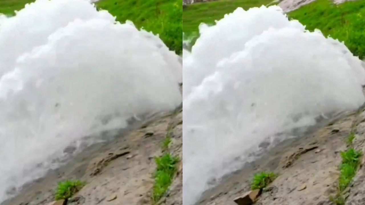 انفجار ينابيع المياه من الصخور بعد هطول الأمطار في أحد المناطق الجنوبية .. فيديو