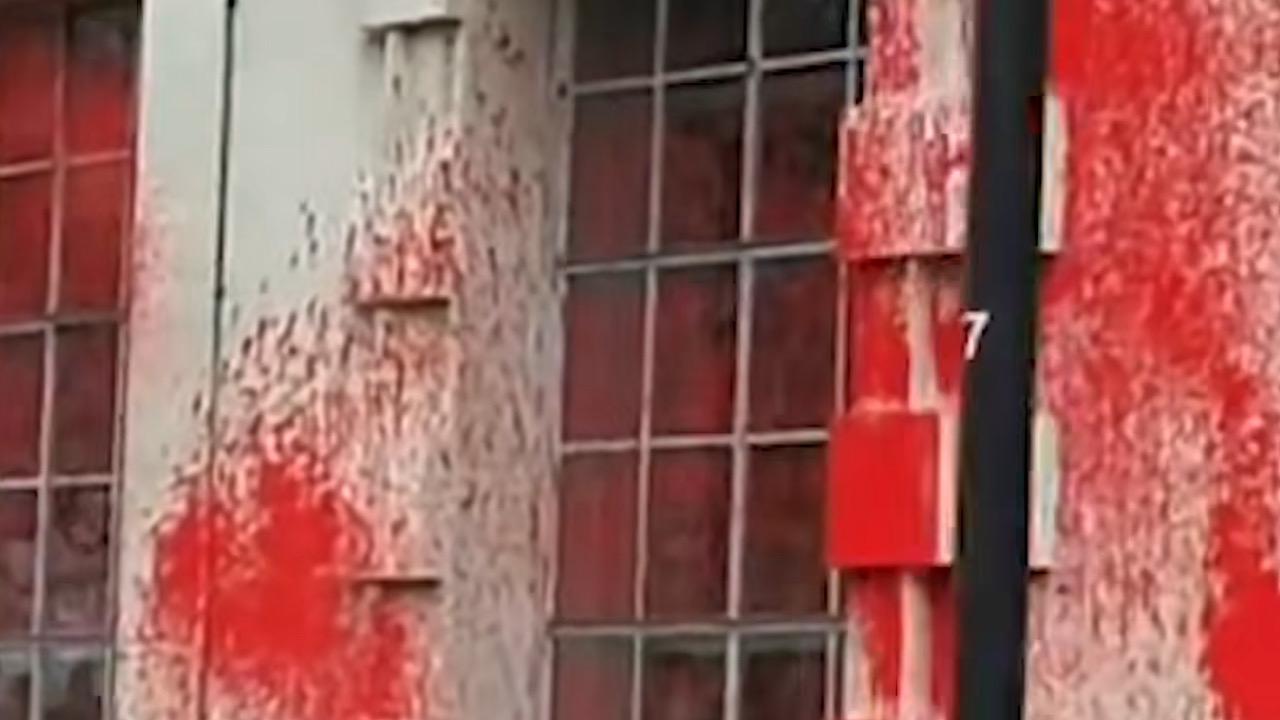 محتجون يقتحمون مبنى وزارة الدفاع البريطانية ويلطخونها بالدماء .. فيديو