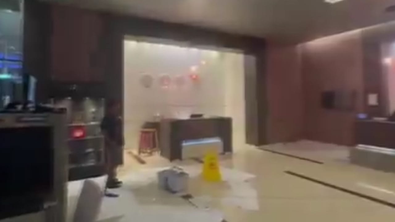 تأثر بهو فندق الهلال بالحالة المطرية لمدينة العين .. فيديو