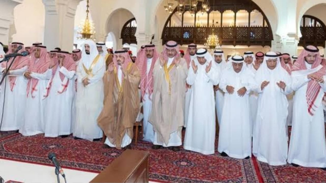 أمير الرياض يؤدي صلاة الميت على عبدالرحمن بن فيصل بن معمر