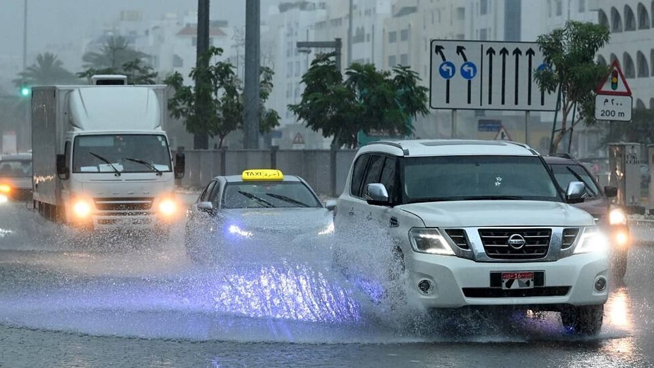 الإمارات تُعلن انتهاء المنخفض الجوي بعد أمطار استثنائية