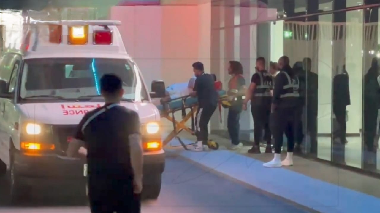 لحظة نقل علي مجرشي إلى المستشفى بعد تعرضه للإصابة .. فيديو