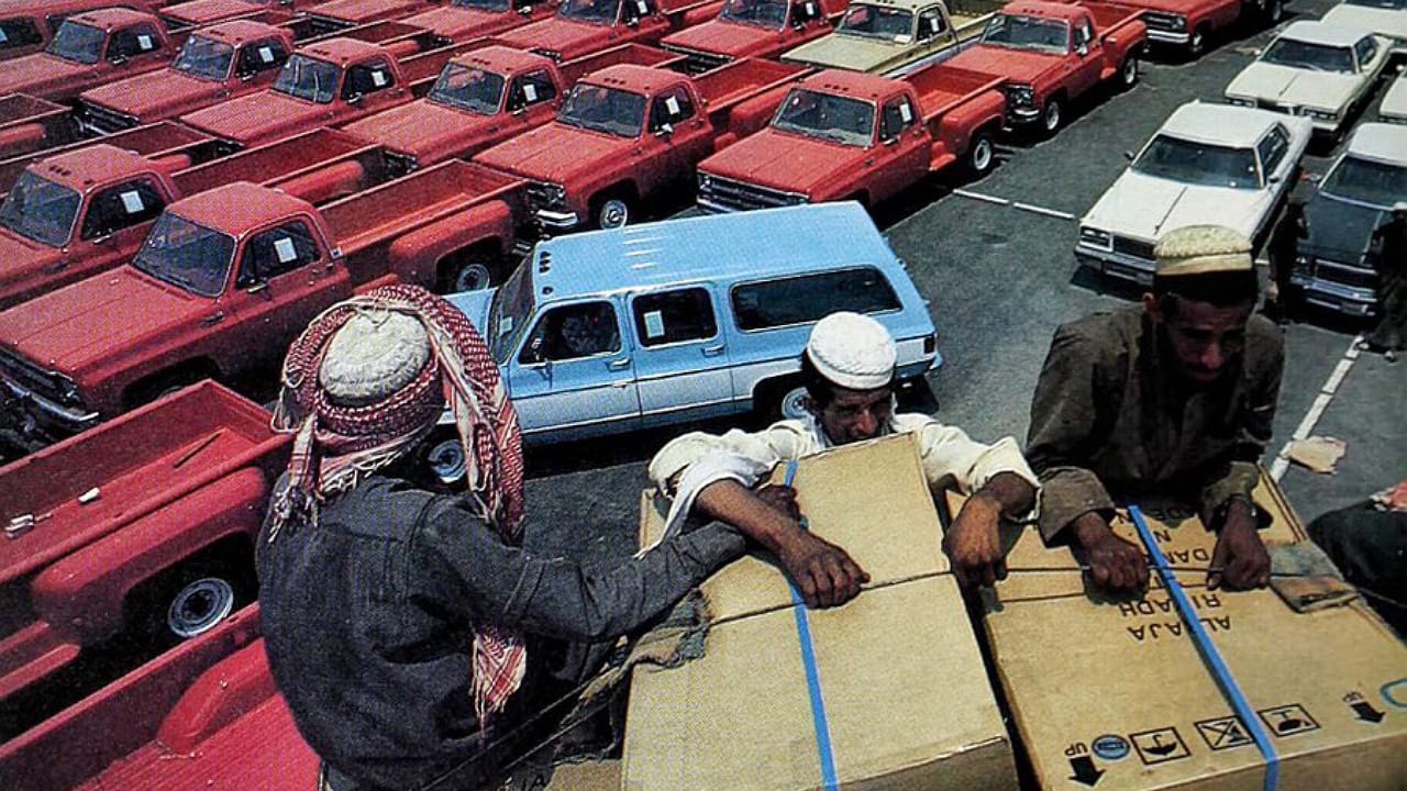 استقبال شحنة سيارات أمريكية في ميناء الدمام قبل 48 عامًا
