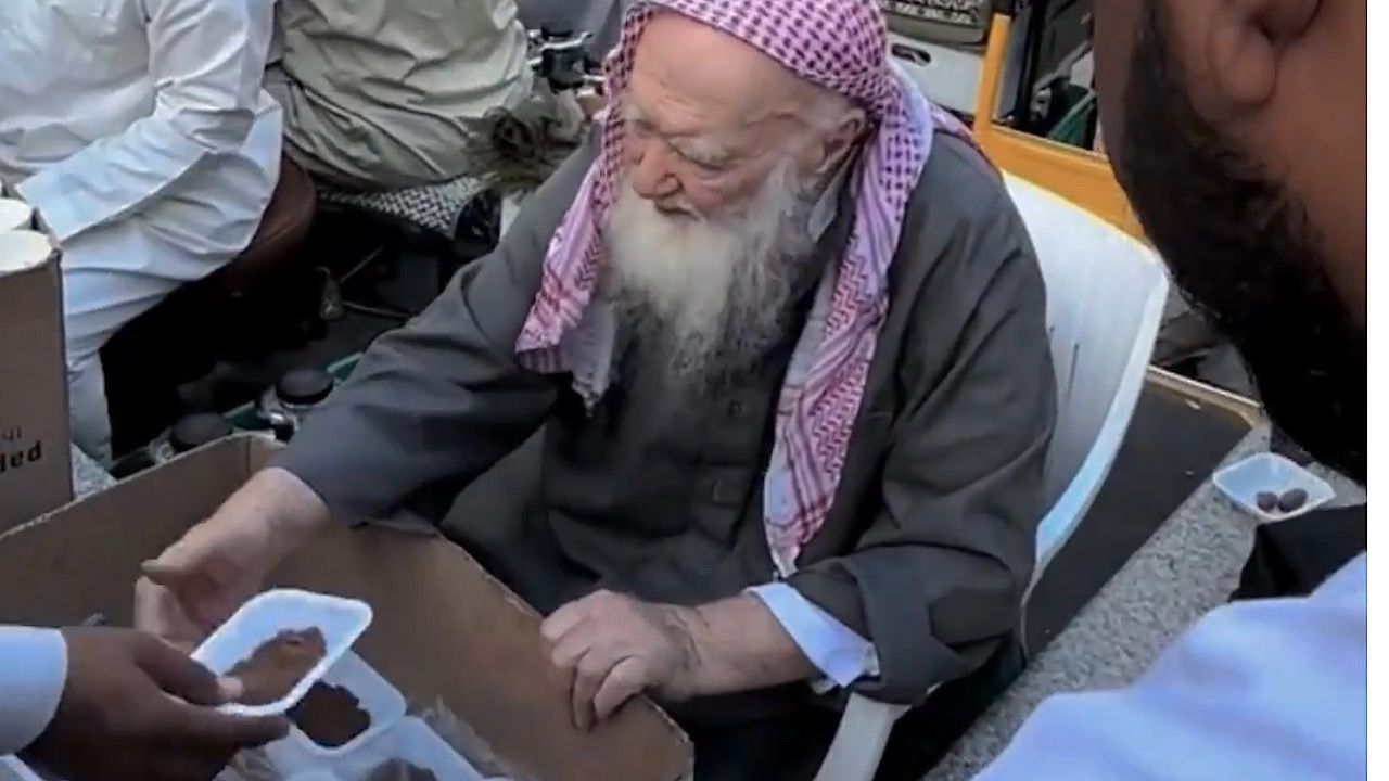 وفاة الشيخ إسماعيل أبو السباع بعد 40 عاما من استضافته لزوار المسجد النبوي .. فيديو