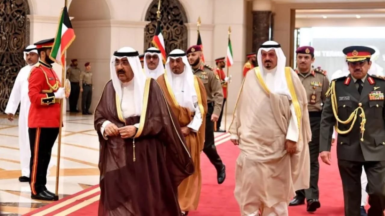 أمير الكويت يصل الرياض وفي مقدمة مستقبليه نائب أمير الرياض