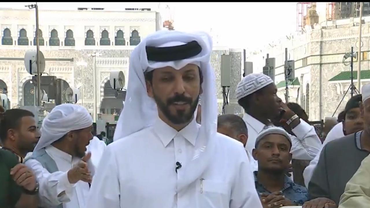 قطري يشيد بالخدمات المقدمة للمعتمرين ويلقي قصيدة في الحرم ..فيديو