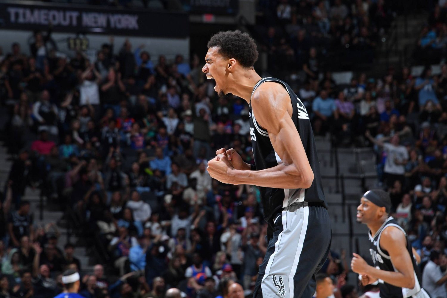 25 ألف دولار .. تغريم نجم إن بي إيه بسبب إلقاء كرة في المدرجات