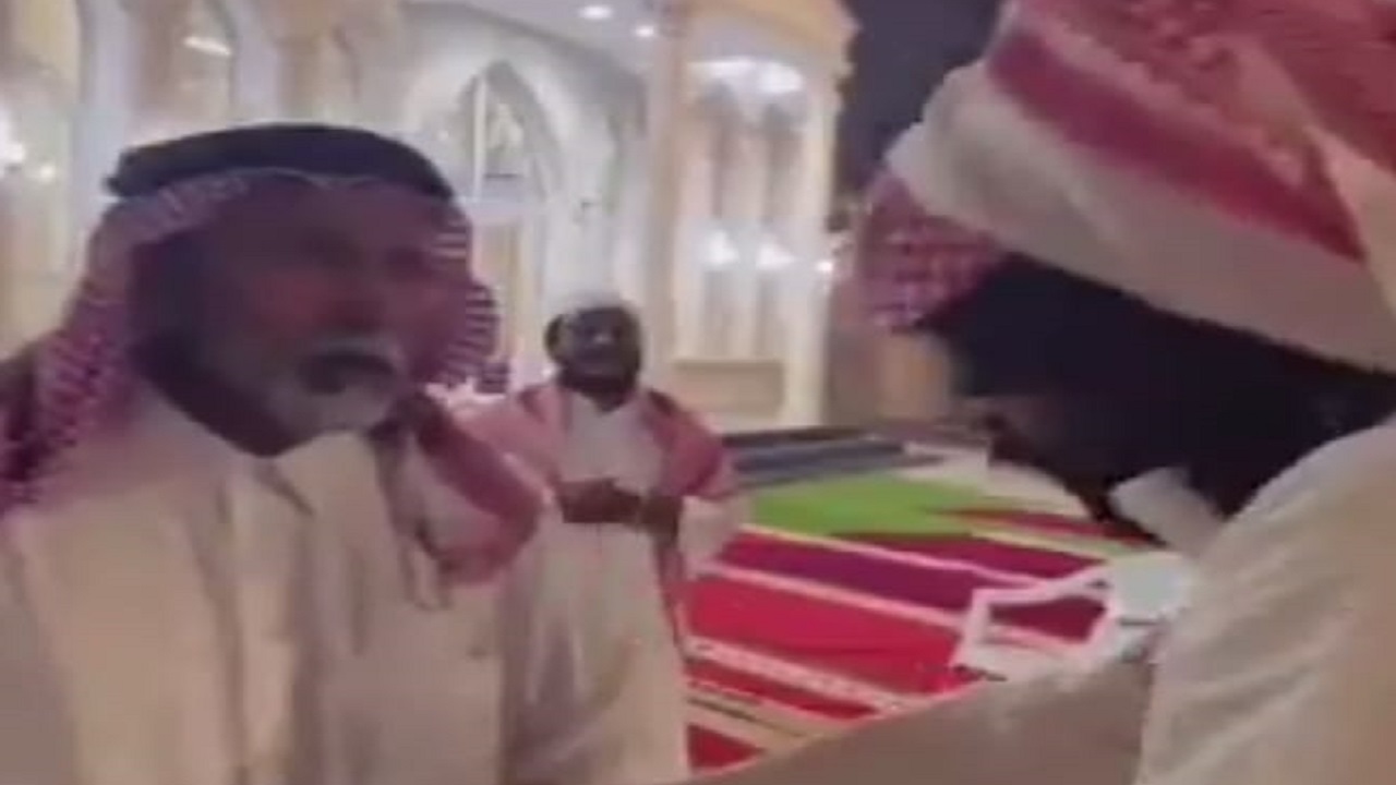 مُسن يدعي على شخص سرق حذائه من المسجد .. فيديو