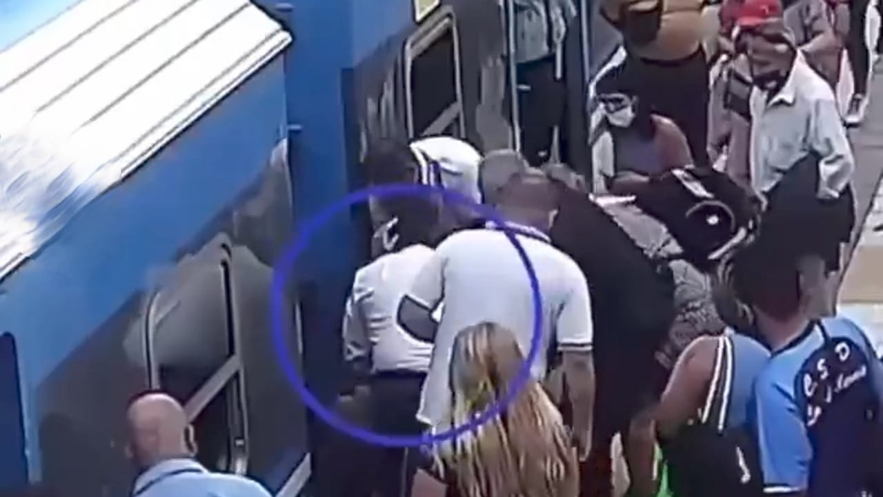 نجاة سيدة بعد إغمائها وسقوطها أسفل قطار في الأرجنتين .. فيديو