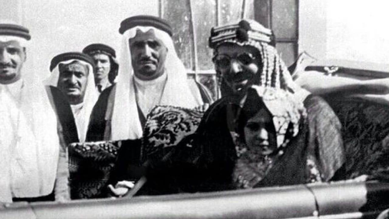 لقطة نادرة للأميرة مضاوي وهي في طفولتها برفقة والدها ‎الملك عبدالعزيز .. صورة