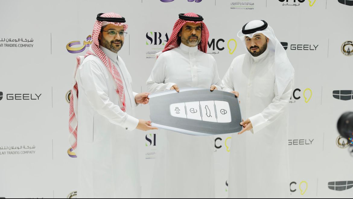 درايش يسلم سيارتين هدية للفائزين ويدعم التراث السعودي