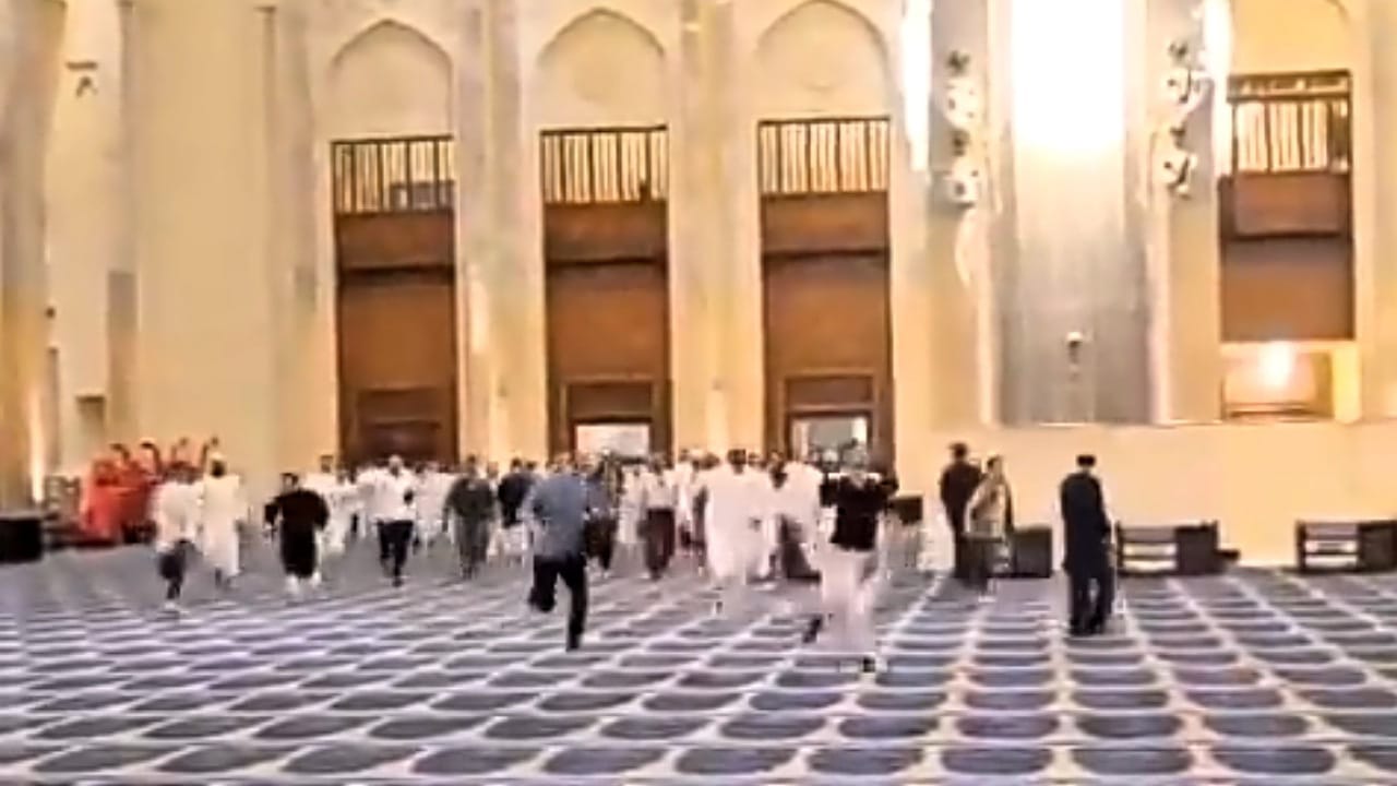 مصليون يتدافعون داخل المسجد لحجز الصفوف الأمامية بالكويت .. فيديو