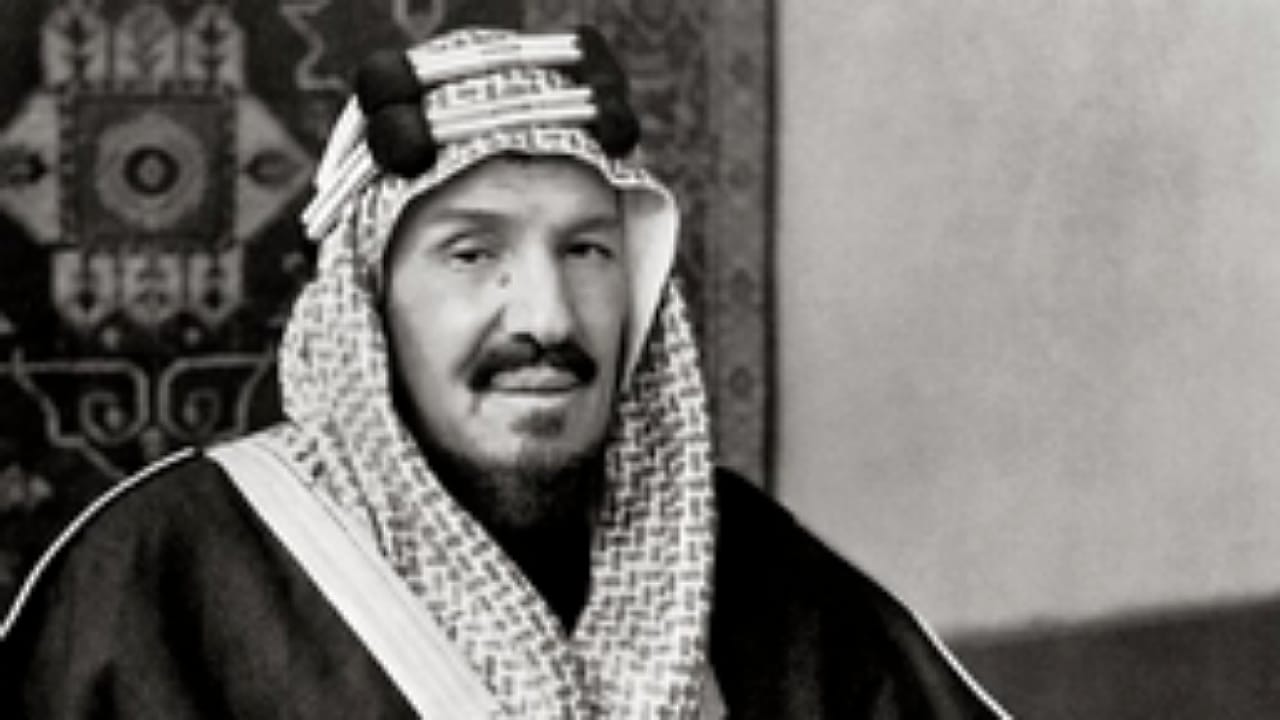 الملك عبدالعزيز رحمه الله برفقة أبنائه صبيحة يوم العيد قبل 78 عامًا .. فيديو