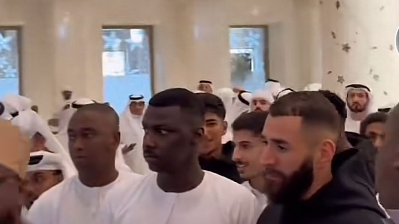 بنزيما يؤدي صلاة عيد الفطر المبارك .. فيديو