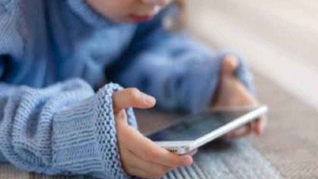 استشاري نفسي يكشف مدى تأثير الهواتف الذكية على التطور العقلي والاجتماعي للطفل .. فيديو
