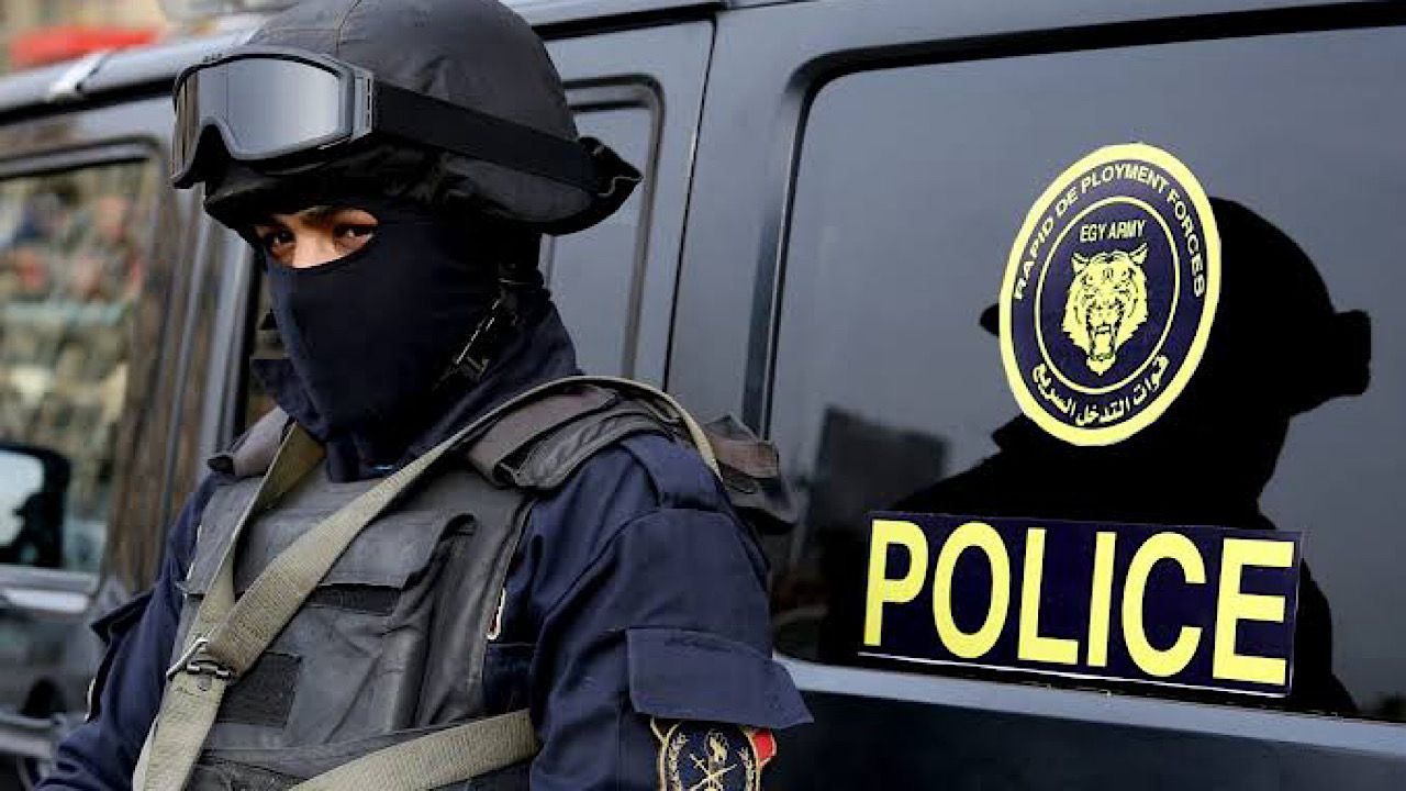 الشرطة المصرية تقبض على عصابة مجرمين داخل حافلة بعد نداء استغاثة