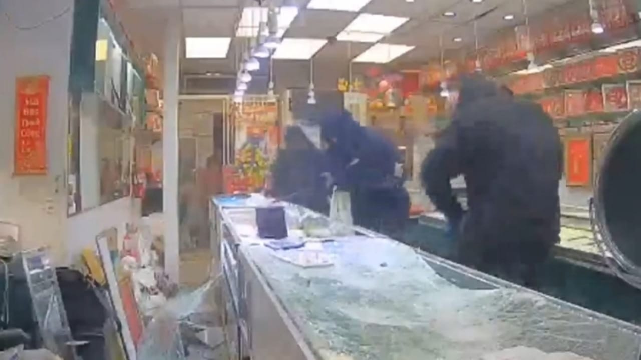 لحظة اقتحام لصوص متجر مجوهرات في الصين وسرقته خلال 30 ثانية .. فيديو