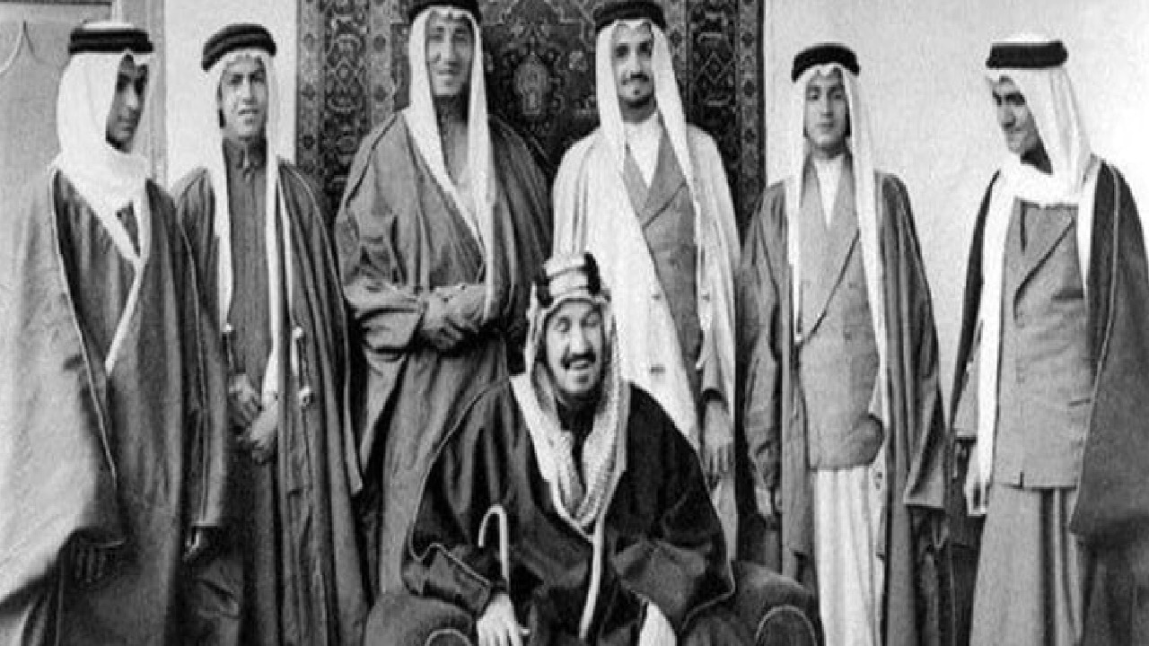 فيديو نادر لطريقة إيقاظ الملك عبدالعزيز أبنائه لصلاة الفجر.. فيديو