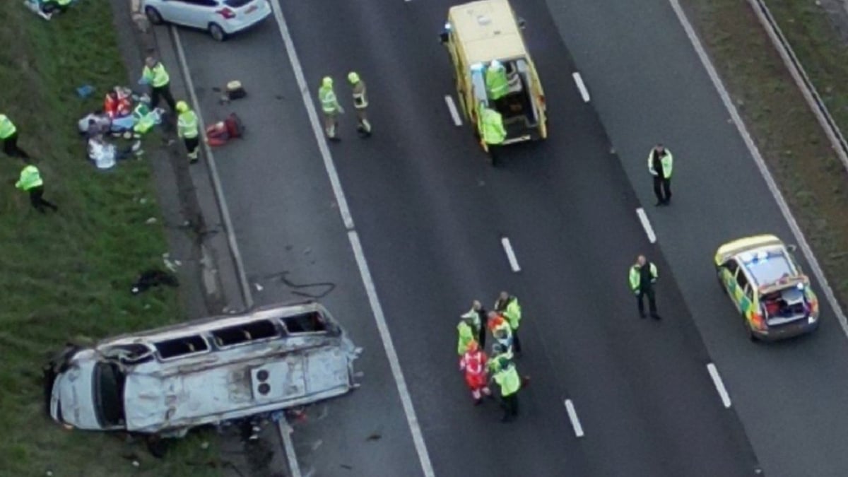 إصابة 17 مشجعاً إثر حادث تصادم جماعي في بريطانيا