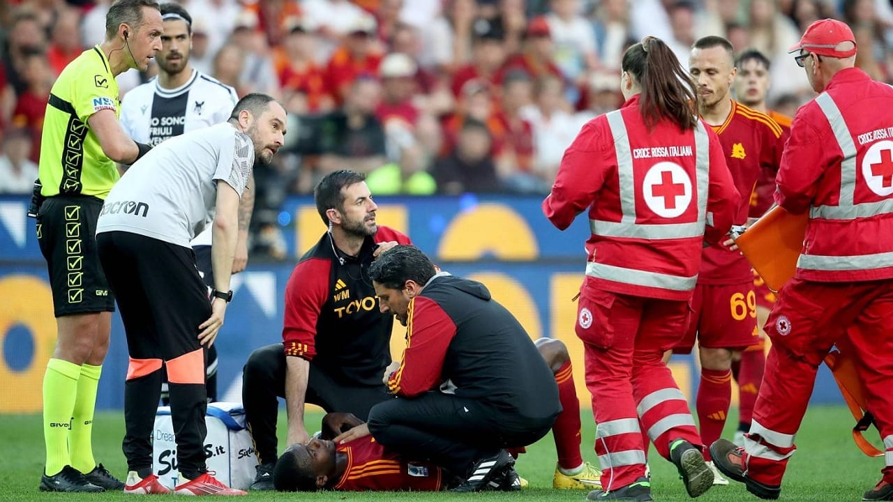 إلغاء مباراة روما وأودينيزي بعد سقوط مروع لأحد اللاعبين .. فيديو