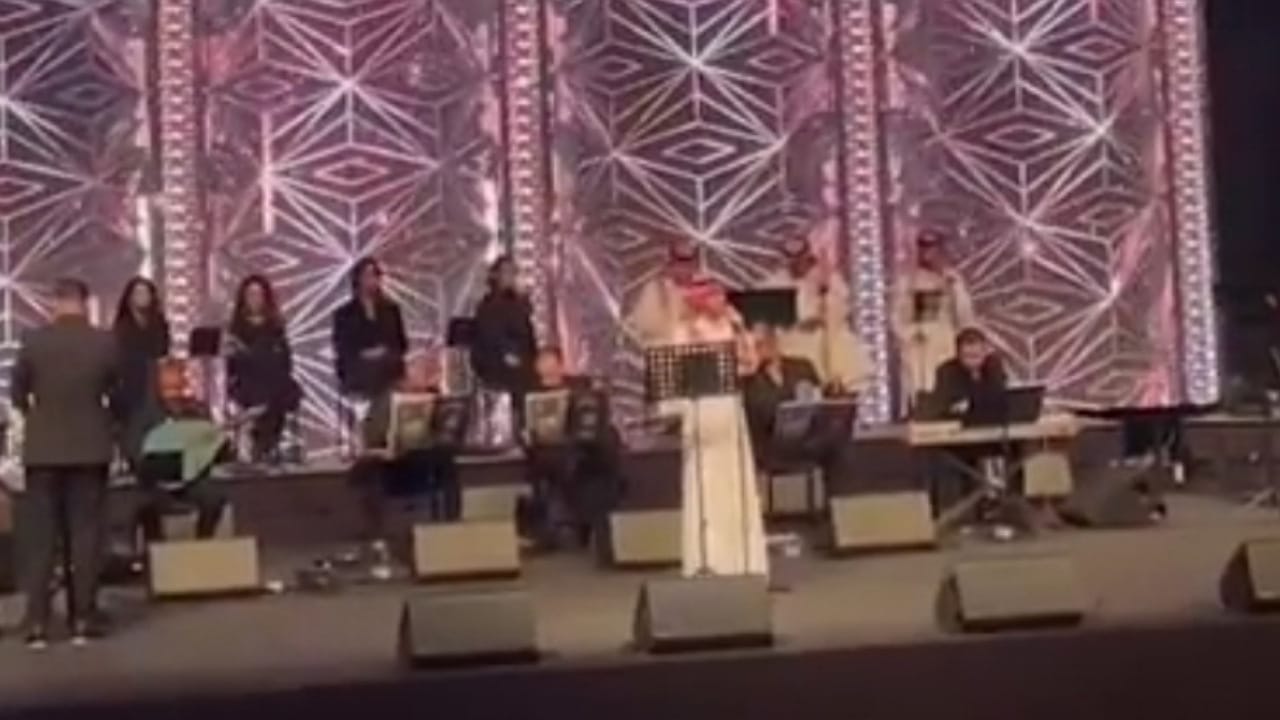 عايض رداً على طلب الجمهور بأن يغني أحزان : فينا اللي مكفينا .. فيديو
