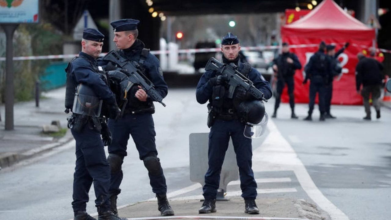 شخص مجهول الهوية يهدد بتفجير القنصلية الإيرانية في باريس .. فيديو