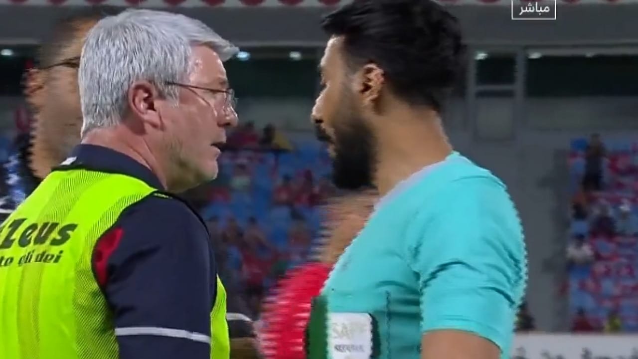 مدرب الرياض ينفجر غضباً في وجه الحكم بعد حصوله على بطاقة حمراء .. فيديو