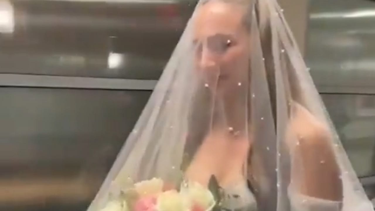 فتاة تحتفل بزفافها داخل مستشفى حتى يشاهدها والدها المريض وهي تتزوج .. فيديو