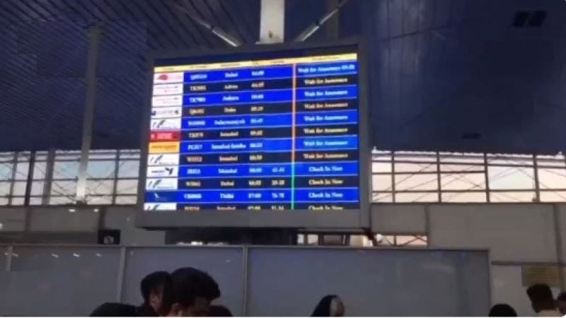مطار الخميني يخبر الركاب أنه تم إلغاء جميع الرحلات الجوية وعليهم مغادرة المطار
