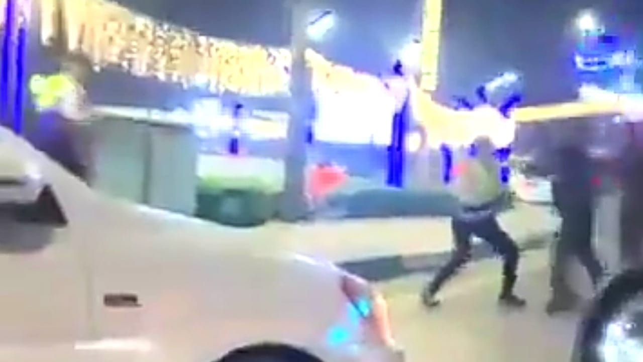 عناصر من الشرطة الاتحادية يعتدون على شرطي مرور في بغداد .. فيديو