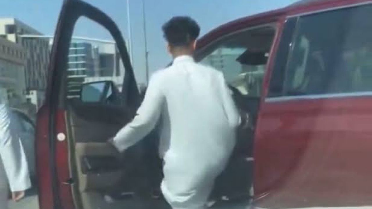 الجهات الأمنية بالرياض تباشر واقعة اعتداء شخصين على آخر داخل مركبته..فيديو