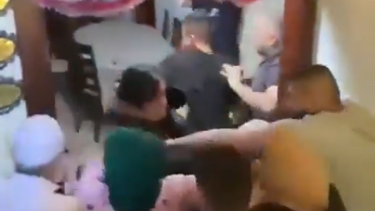 امرأة تستعين بأهلها للاعتداء على زوجها بعد زواجه من أخرى ..فيديو