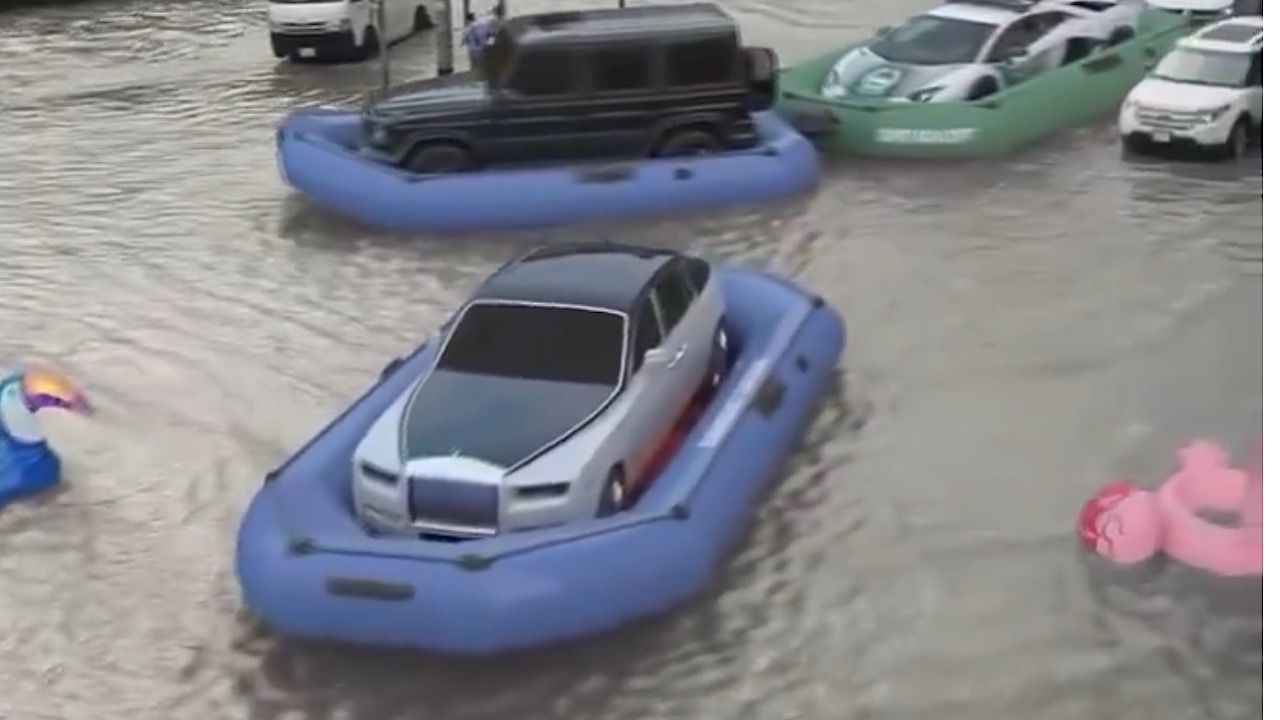 قوارب مطاطية تنقذ السيارات الفاخره في دبي .. فيديو