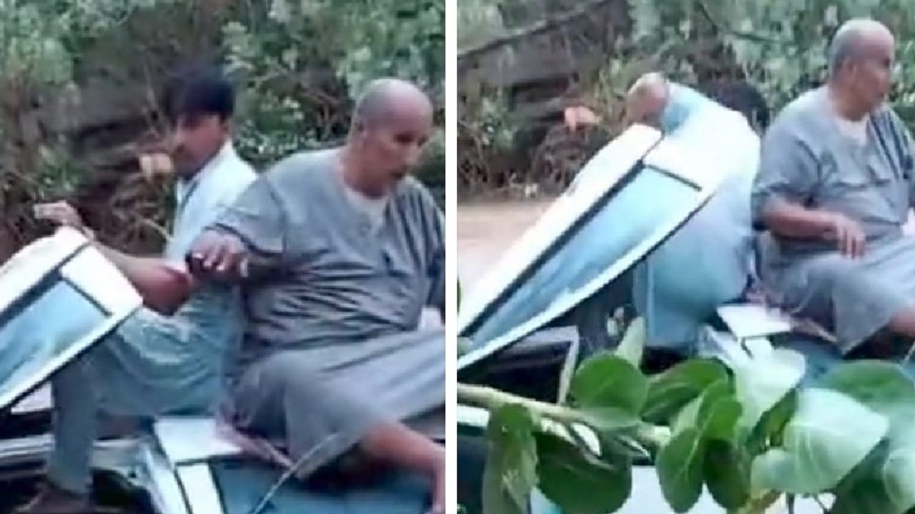 باكستانيين ينقذون مسن انقلبت سيارته جراء السيول .. فيديو
