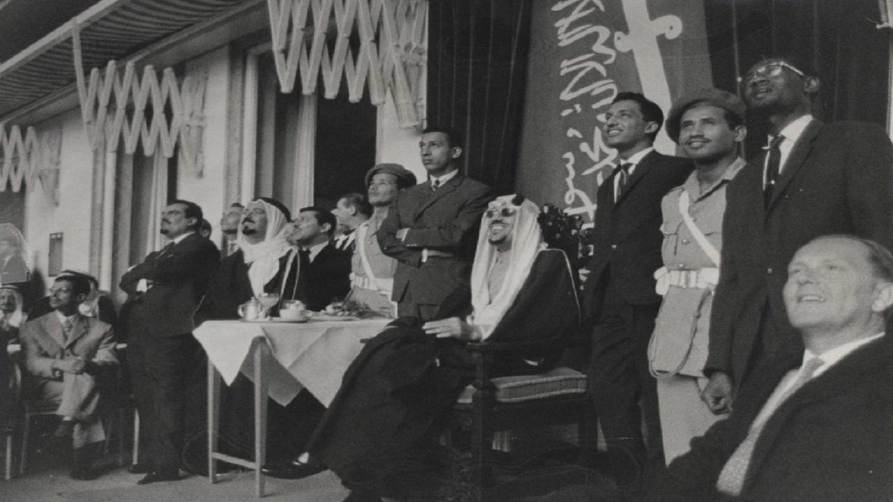 صورة قديمة للملك سعود خلال حضوره لعرض جوية في ألمانيا