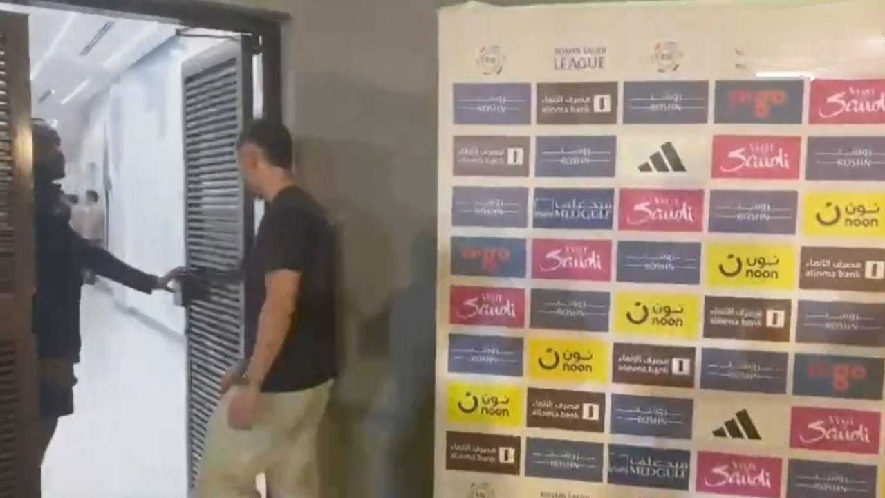 لحظة اتجاه نجم النصر السابق لتهنئة زملائه بالفوز .. فيديو