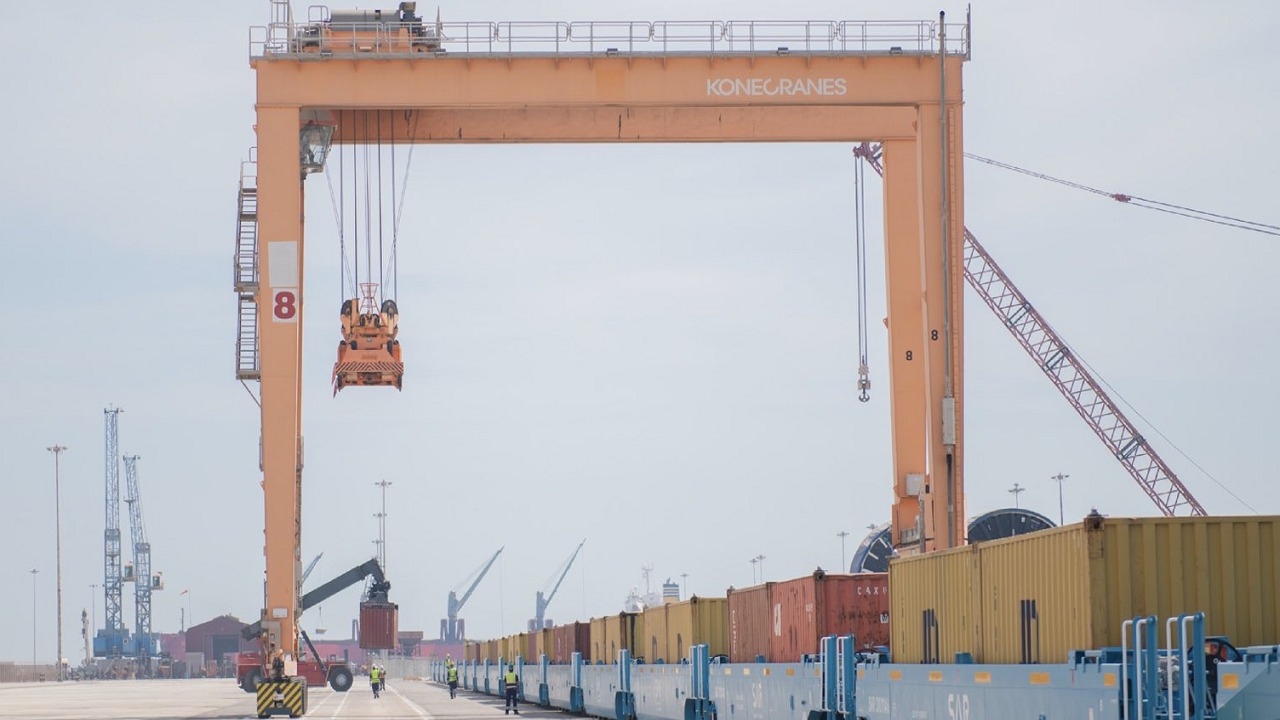 بدء نقل أول شحنة حاويات من ميناء الجبيل عبر الخطوط الحديدية لميناء الرياض