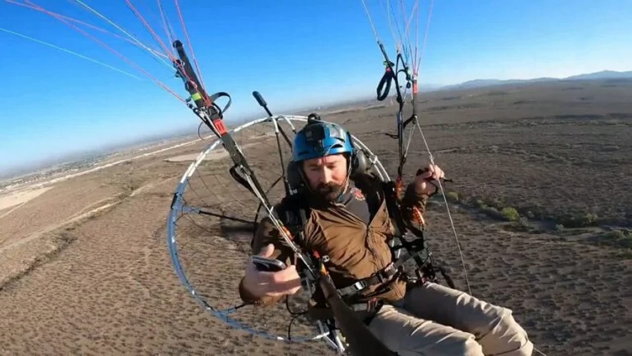 لحظة سقوط يوتيوبر أمريكي من ارتفاع 26 مترًا بطائرة شراعية .. فيديو