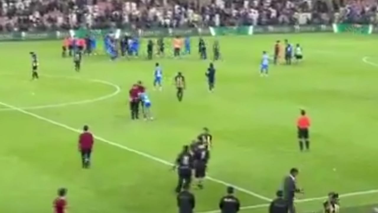 احتفال لاعبي الهلال بعد التأهل إلى نهائي كأس الملك .. فيديو