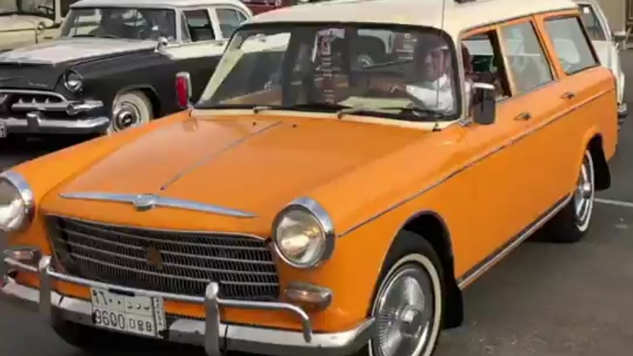 نقلت 25 عروساً .. قصة سيارة قديمة في معرض القصيم للسيارات الكلاسيكية .. فيديو