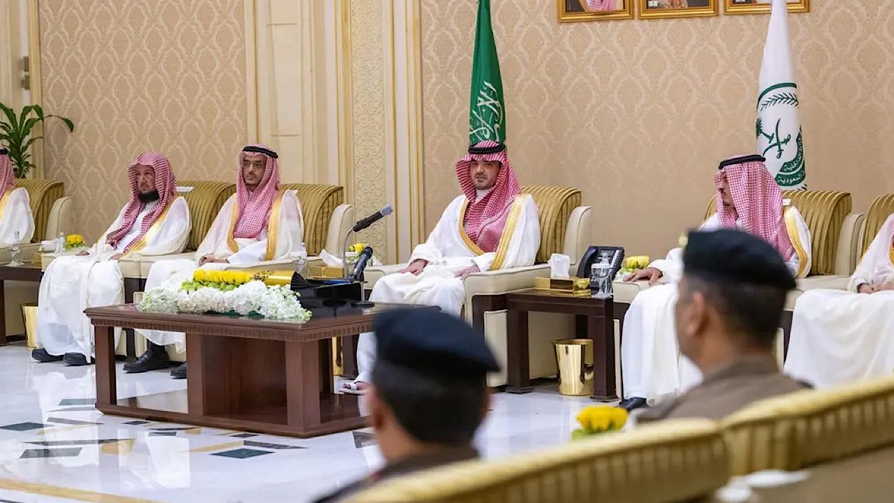 الأمير عبدالعزيز بن سعود يلتقي كبار المسؤولين في وزارة الداخلية .. فيديو