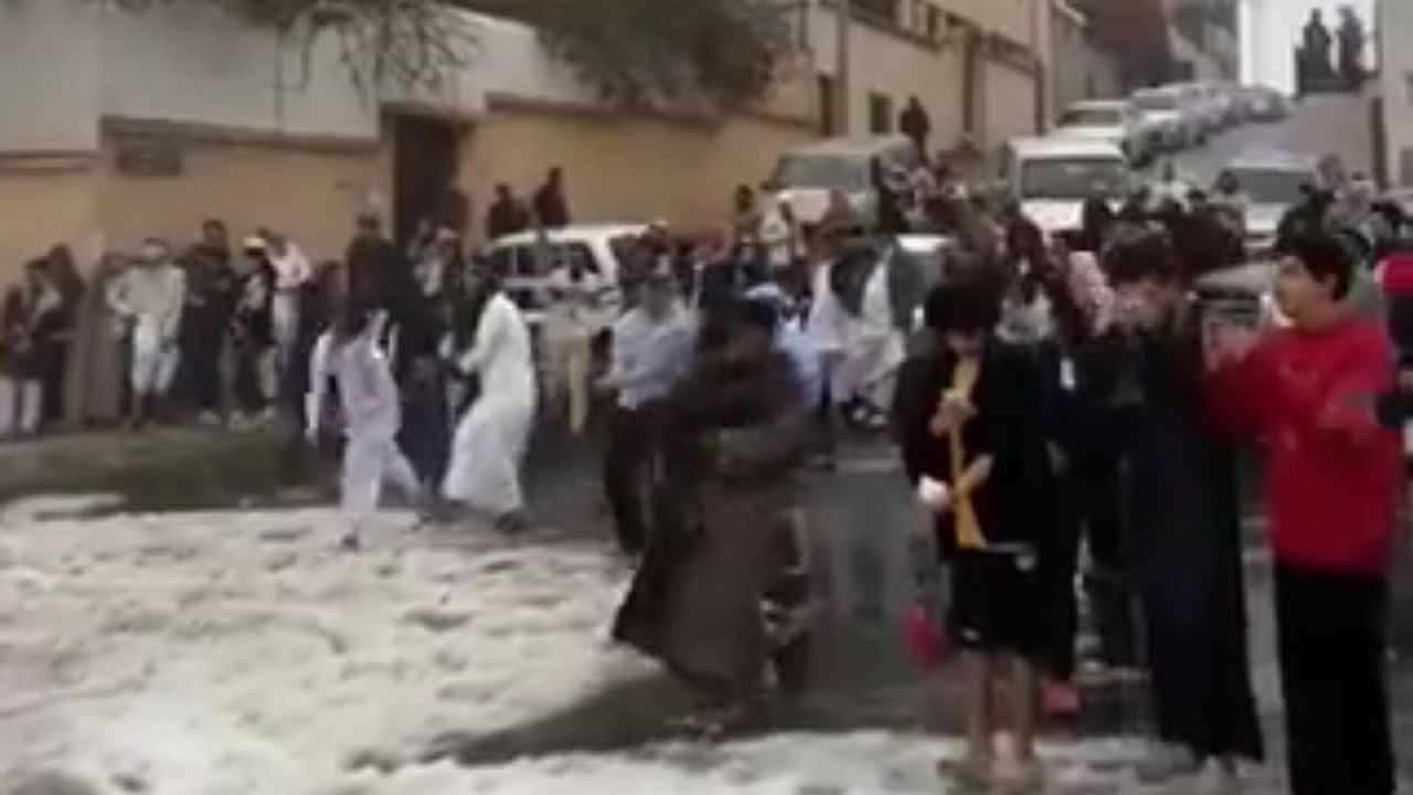 حرب شوارع بحبات البرَد في ⁧‫أبها‬⁩..فيديو