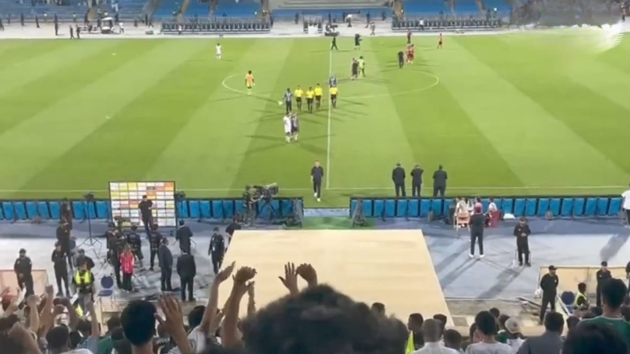 غضب جماهير الأهلي ضد المدرب بعد الخسارة .. فيديو
